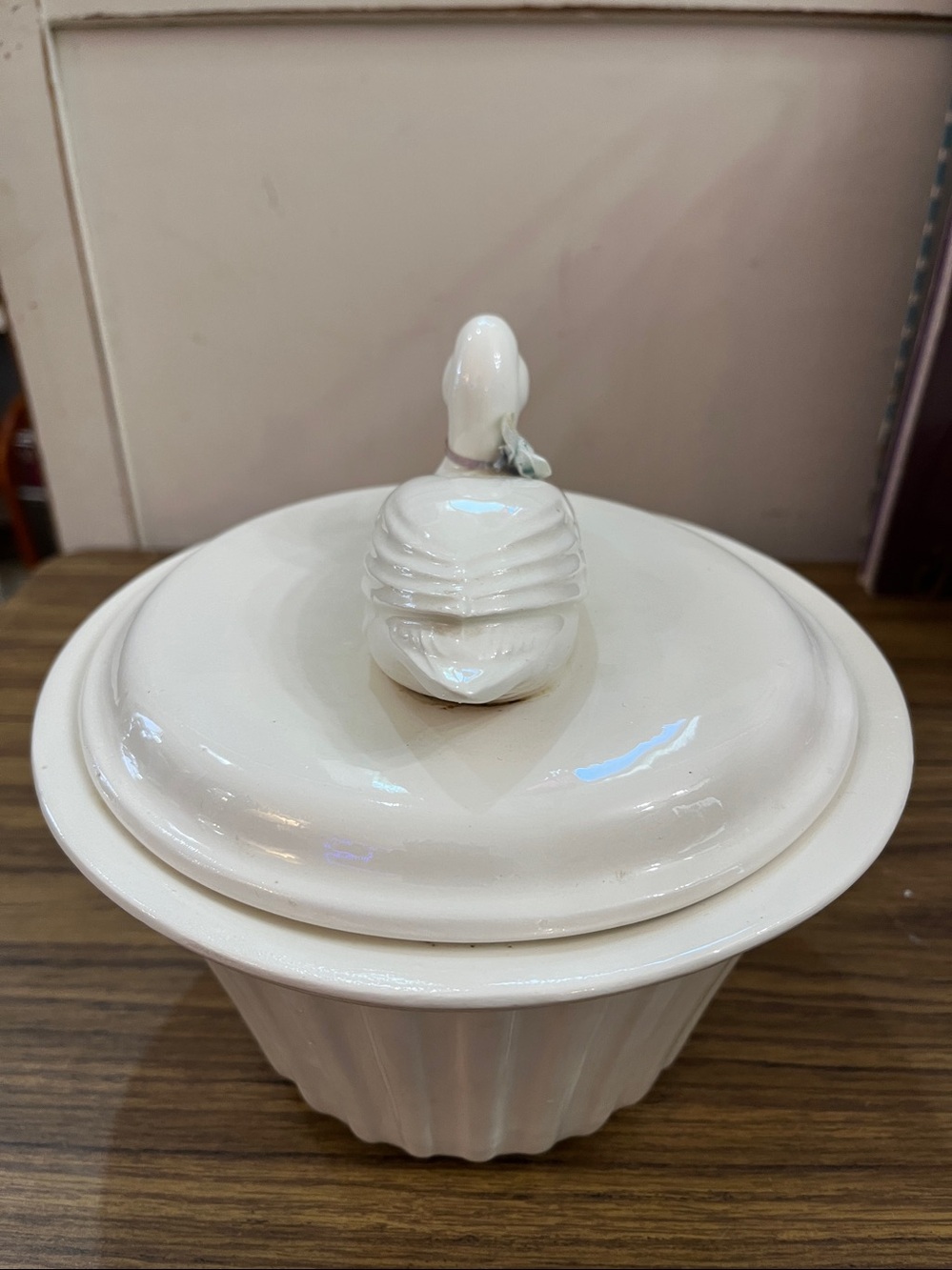 Vintage Hall Pottery Carbone white ceramic duck covered casserole dish. - Picture 4 of 6